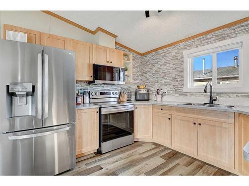 9503 109 Avenue, Clairmont, AB - Indoor Photo Showing Kitchen