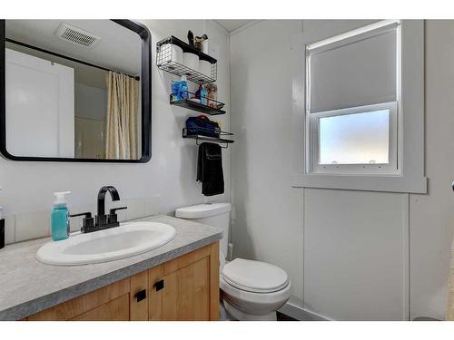 9503 109 Avenue, Clairmont, AB - Indoor Photo Showing Bathroom