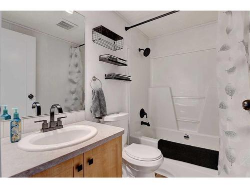9503 109 Avenue, Clairmont, AB - Indoor Photo Showing Bedroom