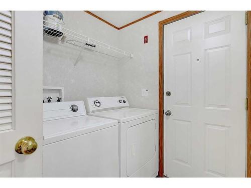 10805 98 Street, Clairmont, AB - Indoor Photo Showing Laundry Room