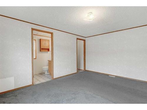 10805 98 Street, Clairmont, AB - Indoor Photo Showing Other Room