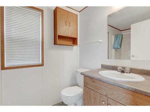 10805 98 Street, Clairmont, AB - Indoor Photo Showing Bathroom