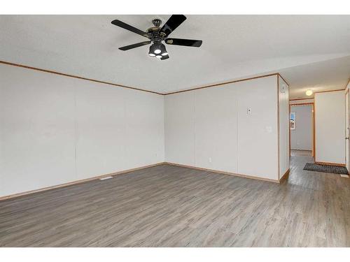 10805 98 Street, Clairmont, AB - Indoor Photo Showing Other Room