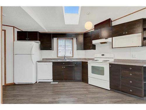 10805 98 Street, Clairmont, AB - Indoor Photo Showing Kitchen