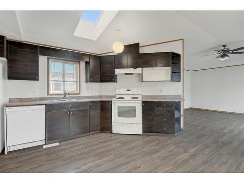 10805 98 Street, Clairmont, AB - Indoor Photo Showing Kitchen