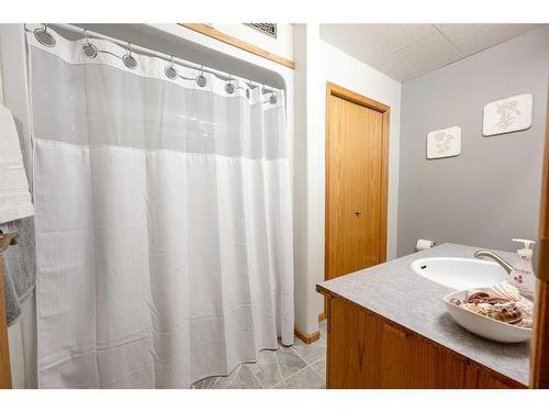 9318 69 Avenue, Grande Prairie, AB - Indoor Photo Showing Bathroom