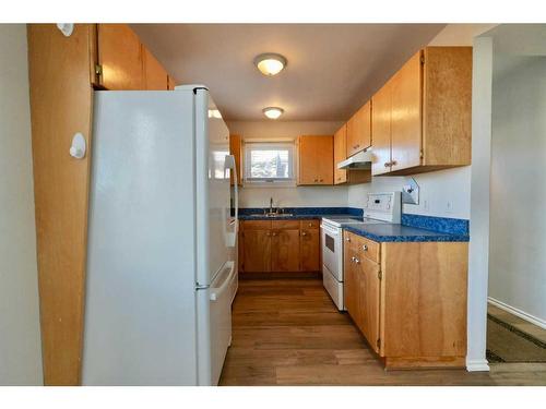 9705 84 Avenue, Peace River, AB - Indoor Photo Showing Kitchen