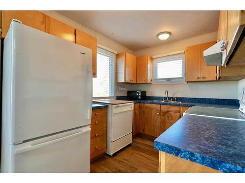 9705 84 Avenue, Peace River, AB - Indoor Photo Showing Kitchen