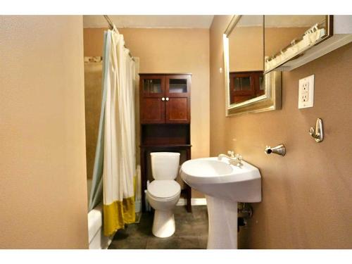 9705 84 Avenue, Peace River, AB - Indoor Photo Showing Bathroom