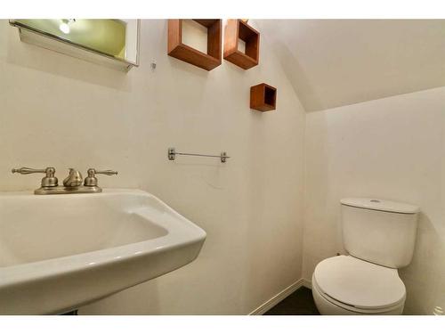 9705 84 Avenue, Peace River, AB - Indoor Photo Showing Bathroom