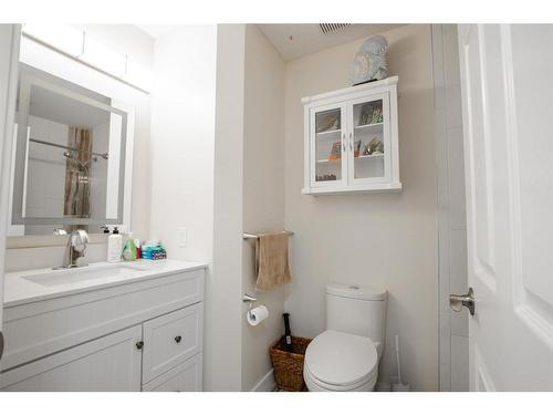 9757 93 Avenue, Wembley, AB - Indoor Photo Showing Bathroom