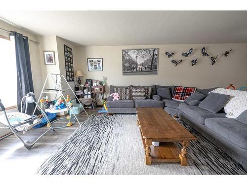 13106 93 Street, Grande Prairie, AB - Indoor Photo Showing Living Room