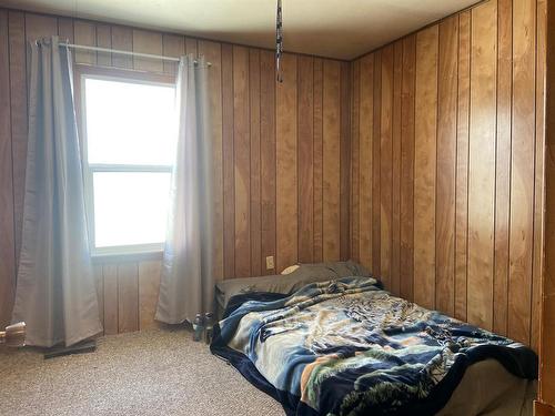 316 6 Avenue Se, Manning, AB - Indoor Photo Showing Bedroom