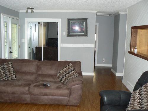 4708 54 Avenue, High Prairie, AB - Indoor Photo Showing Living Room