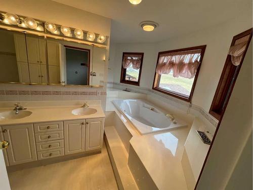 8218 104 Avenue, Peace River, AB - Indoor Photo Showing Bathroom