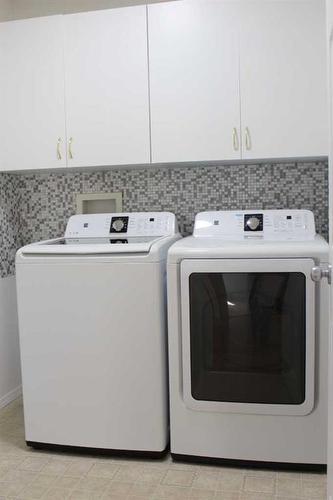 503 5Th Avenue Ne, Manning, AB - Indoor Photo Showing Laundry Room