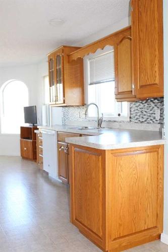 503 5Th Avenue Ne, Manning, AB - Indoor Photo Showing Kitchen