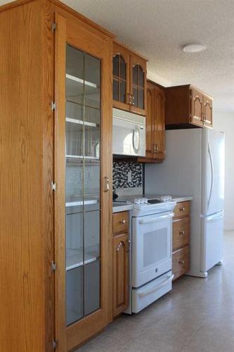 503 5Th Avenue Ne, Manning, AB - Indoor Photo Showing Kitchen