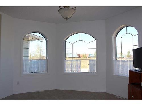 503 5Th Avenue Ne, Manning, AB - Indoor Photo Showing Other Room