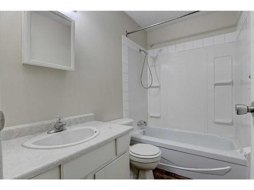 9050 103 Avenue, Grande Prairie, AB - Indoor Photo Showing Bathroom