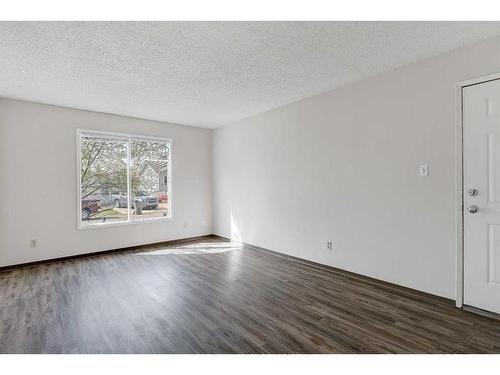 9050 103 Avenue, Grande Prairie, AB - Indoor Photo Showing Living Room