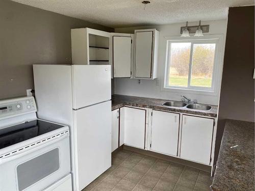 77207 Rge Rd 54, Rural Spirit River No. 133, M.D. Of, AB - Indoor Photo Showing Kitchen With Double Sink
