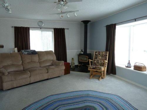 10017 101 Street, Nampa, AB - Indoor Photo Showing Living Room