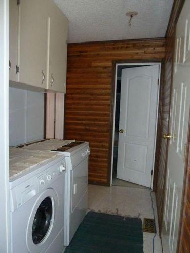 10017 101 Street, Nampa, AB - Indoor Photo Showing Laundry Room