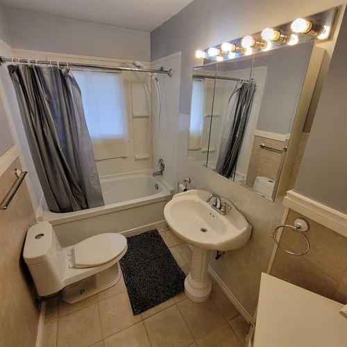 4811 50 Avenue, Grimshaw, AB - Indoor Photo Showing Bathroom