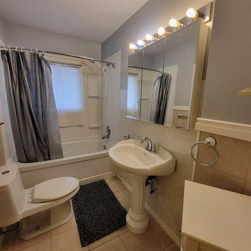 4811 50 Avenue, Grimshaw, AB - Indoor Photo Showing Bathroom