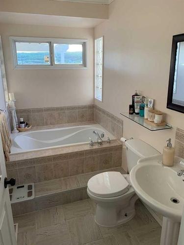 9424 89 Avenue, Peace River, AB - Indoor Photo Showing Bathroom