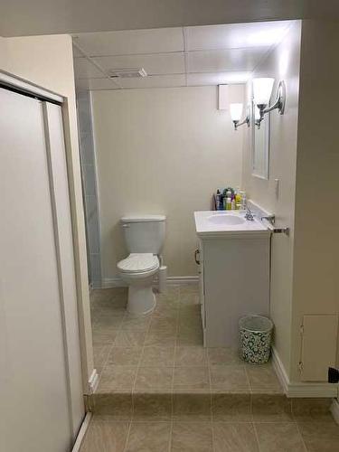 9424 89 Avenue, Peace River, AB - Indoor Photo Showing Bathroom