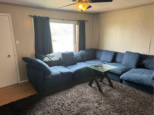 10421 89 Street, Peace River, AB - Indoor Photo Showing Living Room