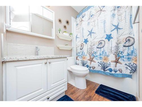 9886 67 Avenue, Grande Prairie, AB - Indoor Photo Showing Bathroom