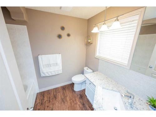 9886 67 Avenue, Grande Prairie, AB - Indoor Photo Showing Bathroom