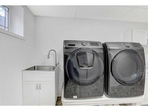 8821 114 Avenue, Grande Prairie, AB - Indoor Photo Showing Laundry Room