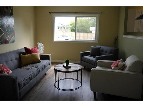 11320 97 Street, Grande Prairie, AB - Indoor Photo Showing Living Room