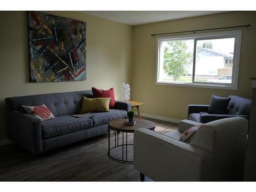 11320 97 Street, Grande Prairie, AB - Indoor Photo Showing Living Room