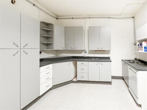 35025 Twp Rd 820, Rural Fairview No. 136, M.D. Of, AB - Indoor Photo Showing Kitchen With Double Sink