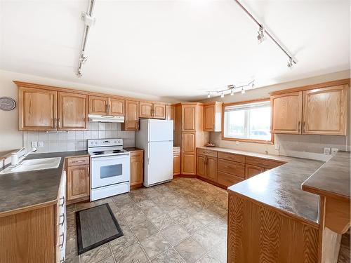 35025 Twp Rd 820, Rural Fairview No. 136, M.D. Of, AB - Indoor Photo Showing Kitchen With Double Sink