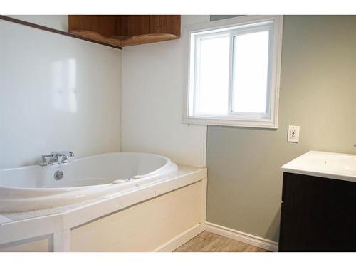 50010 733A Township, Rural Grande Prairie No. 1, County Of, AB - Indoor Photo Showing Bathroom