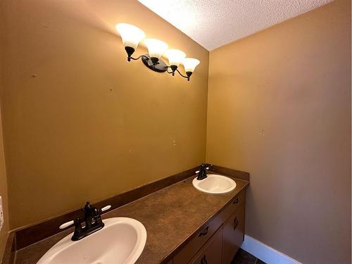 5401 53 Street, Berwyn, AB - Indoor Photo Showing Bathroom