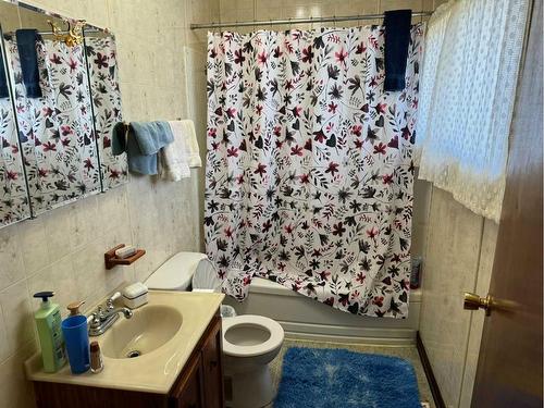 5130 50 Street, Berwyn, AB - Indoor Photo Showing Bathroom