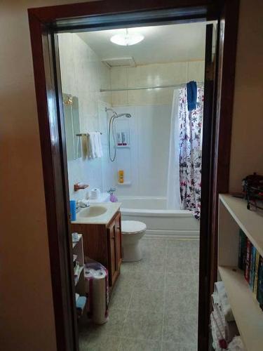 5130 50 Street, Berwyn, AB - Indoor Photo Showing Bathroom