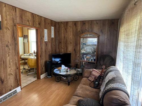 5130 50 Street, Berwyn, AB - Indoor Photo Showing Living Room