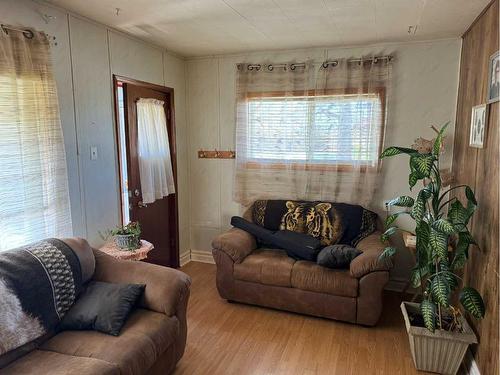 5130 50 Street, Berwyn, AB - Indoor Photo Showing Living Room