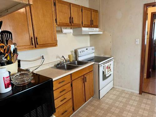 5130 50 Street, Berwyn, AB - Indoor Photo Showing Kitchen With Double Sink