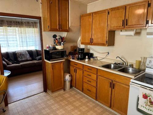 5130 50 Street, Berwyn, AB - Indoor Photo Showing Kitchen With Double Sink