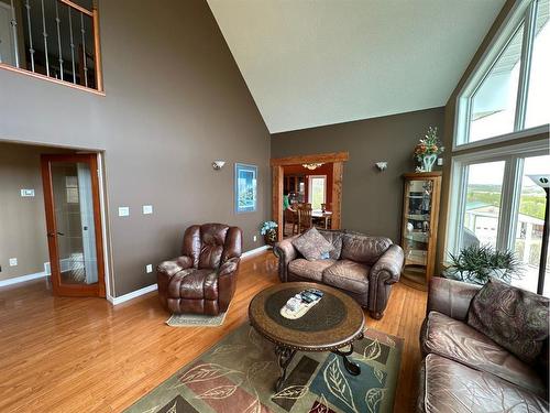 11201 67 Street, Peace River, AB - Indoor Photo Showing Living Room