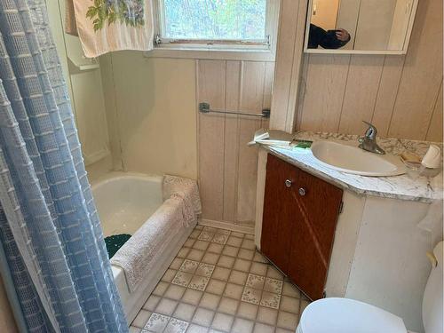 11242 91 Street, Peace River, AB - Indoor Photo Showing Bathroom